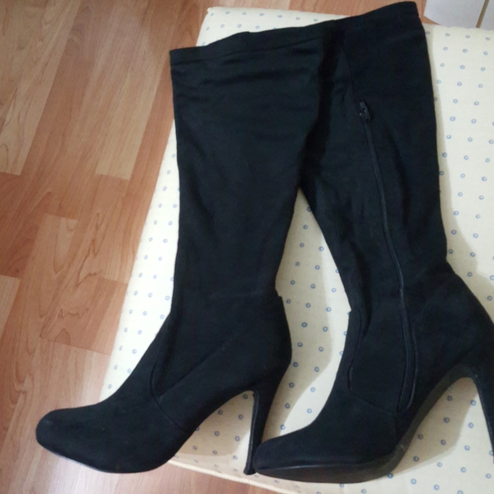 Boots - Picture 3 of 3